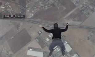 Video : Man jumps from an airplane without a parachute - you won't believe what happened next