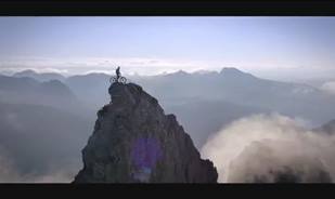 شاب يتحدى الجبال بدراجته الهوائية و يحصد ملايين المشاهدات