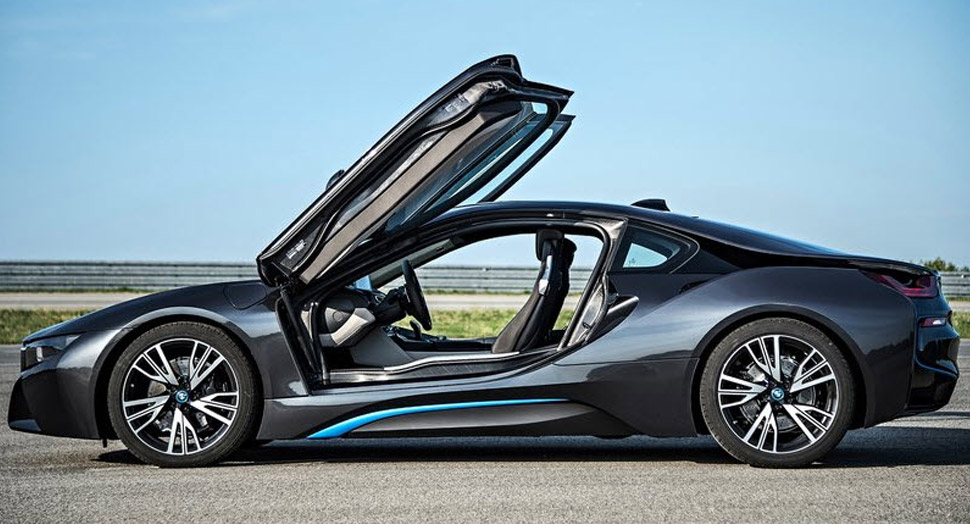 8 Reasons We Love the BMW i8