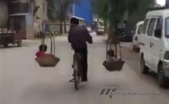 بالفيديو: رجل يستفز المشاهدين بطريقة نقله لطفليه على الدراجة!