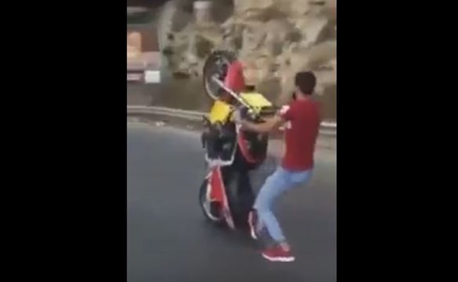 للقلوب القويّة: نهاية مأساوية لسائق دراجة في لبنان بسبب حركاته المجنونة 