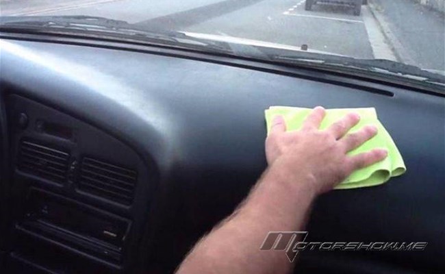 بالفيديو: حيلة ذكية وغير مكلفة لتنظيف داشبورد السيارة بشكل سحري... النتيجة باهرة!