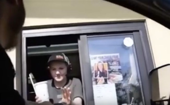 بالفيديو: أراد شابان تطبيق مقلب بموظفة في الماكدونلدز لكن ردّة فعلها كانت رائعة