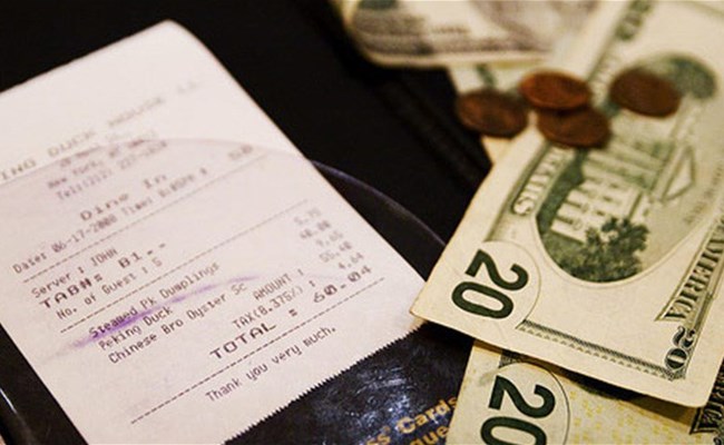 نادل في مطعم يأخذ بقشيش 500$ على حساب طاولة بقيمة دولار واحد