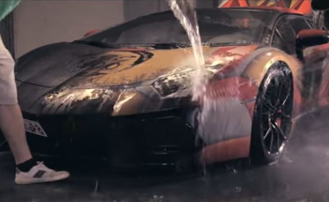بالفيديو: سيارة لامبرغيني أفنتادور يتغيّر لونها حسب المياه، هل تصدّق؟