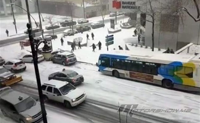 بالفيديو: سيصدمكم ما يحصل على الطرقات في كندا بسبب الثلوج والجليد