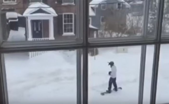 بالفيديو: مغامر يحتفل بالثلج في كندا على طريقته الخاصة! 