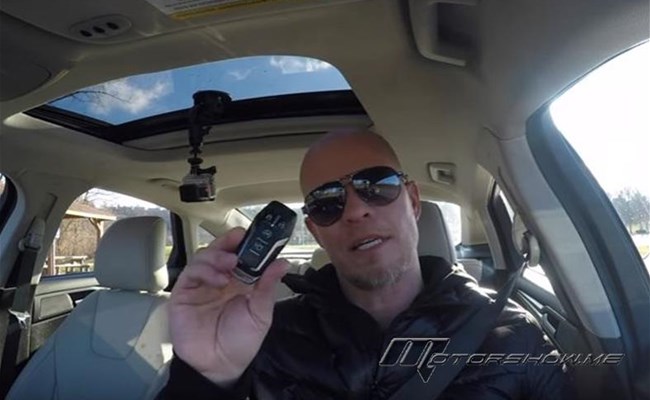بالفيديو: سحب مفتاح السيارة ورماه خارجا أثناء القيادة، اليكم ما حصل
