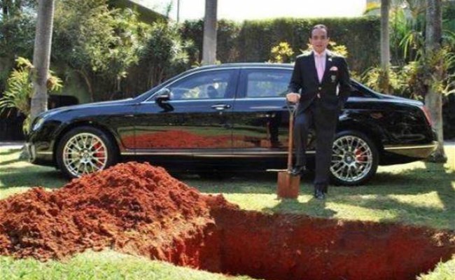 رجل ثري جدا يحفر قبرا لسيارته من نوع بنتلي، والسبب لن يتوقّعه عقل