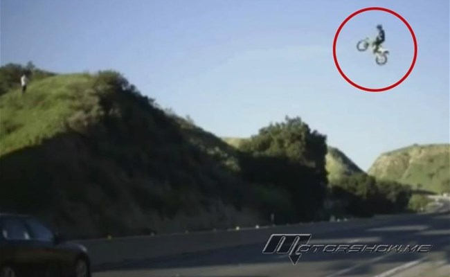 فيديو مجنون لشاب يقوم بأكبر قفزة فوق طريق سريع بالعالم! هذا مصيره