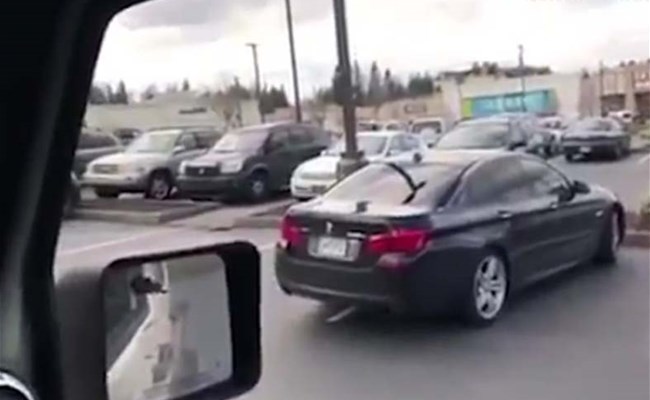 بالفيديو: سائق جيب يلقّن سائق بي أم دبليو درساُ لن ينساه! 