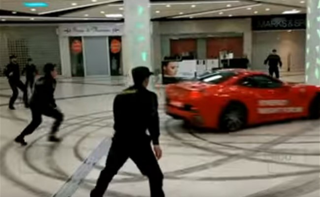 بالفيديو: سائق سيارة فيراري يقود بسرعة جنونية داخل مركز تسوّق، فكيف حاصرته الشرطة؟