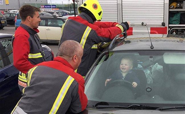 ما كان يفعله هذا الطفل أثناء إنقاذه من السيارة سيدهشكم! 