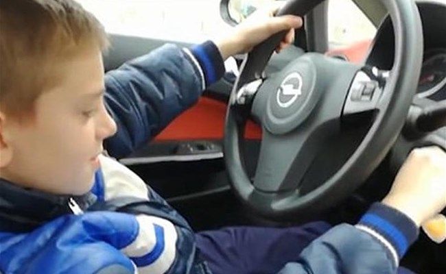 بالفيديو: ولد غافل والديه وأخذ السيارة، هذا ما حصل في الثواني الأولى