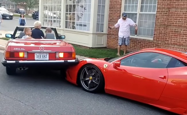 بالفيديو: شاهدوا ردّة فعل امرأة اصطدمت بسيارة قيمتها 400 ألف دولار!