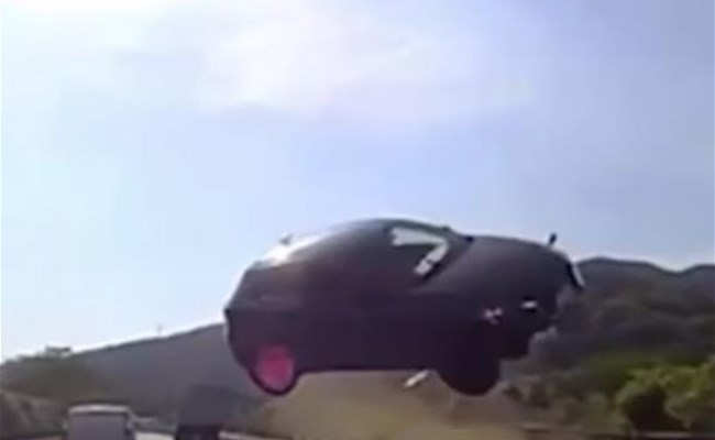 بالفيديو: شاهدوا سيارة تطير في الجوّ بسبب السرعة الصاروخيّة!