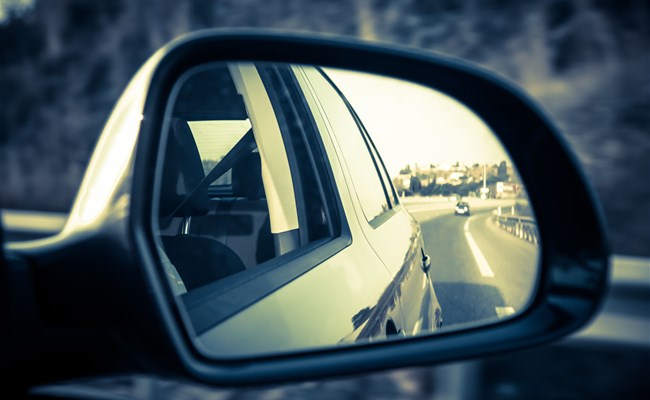 تعلّم الطّريقة الصّحيحة لتعديل مرآة السيارة!