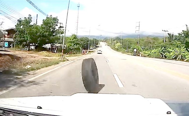 بالفيديو: إطار يفلت من شاحنة ويصطدم بسيارة