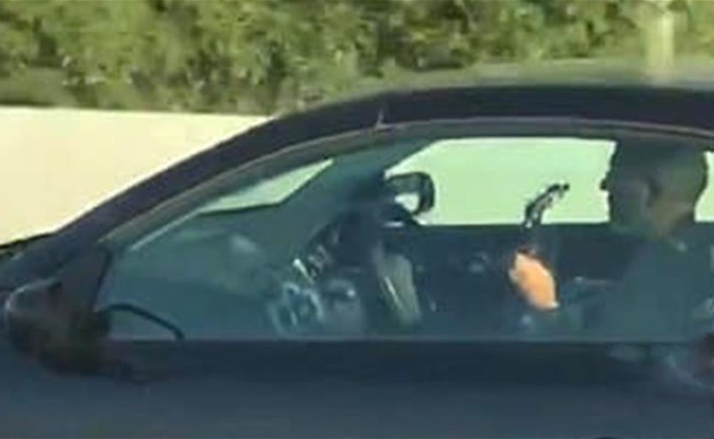 بالفيديو: ما كان يفعله هذا السائق أثناء القيادة صادم!