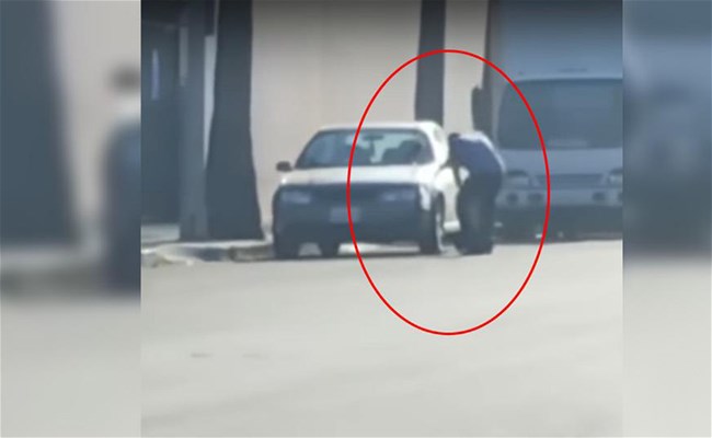بالفيديو: شاهدوا كيف نفخ هذا الرجل إطارات سيارته