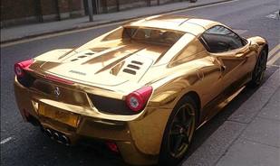 فيراري " 458 سبايدر" الذهبية اللون التي جذبت أنظار المارة في العاصمة لندن