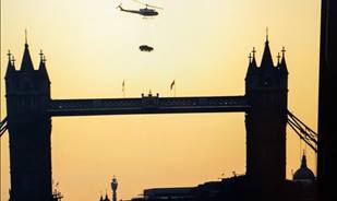  سيارة جاكوار " اكس.إي" تحلق فوق سماء لندن قبل الكشف عنها
