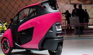 باريس 2014  : تويوتا "اي.رود" ثلاثية العجلات الكهربائية ترتدي حلة وردية