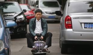 صيني ينجح في صناعة اصغر سيارة في العالم