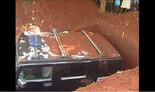 نيجيري ينفذ وصية والدته و بدفنها داخل سيارة هامر