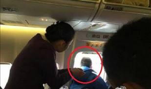 راكب صيني بفتح باب الطوارئ في طائرة أثناء إقلاعها . . . و هذا ما حصل 