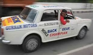 رجل هندي يقود سيارة فيات قديمة للخلف فقط