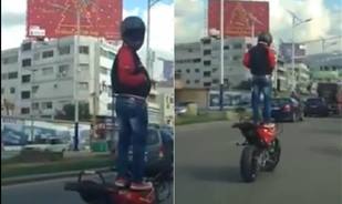 بالفيديو: شاب مجنون يقف على دراجته النارية على أوتوستراد جونية