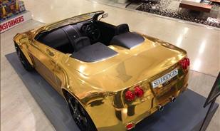 سيارة أطفال ذهبية معروضة للبيع بسعر لا يصدق