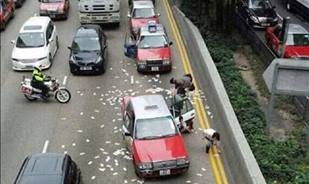 بالفيديو : عملية سرقة 15 مليون دولار هونغ كونغ منثورة على الطريق العام.