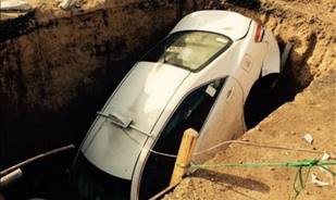 سيارة أجرة تسقط في حفرة وسط طريق في السعودية