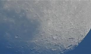 هل حاولت يومًا أن تصوّر القمر؟ فيديو رائع 
