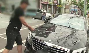 بالفيديو: رجل يدمّر مرسيدس S63 AMG بمضرب غولف