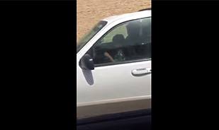 بالفيديو: طفل يقود سيارة على الطريق الدائري