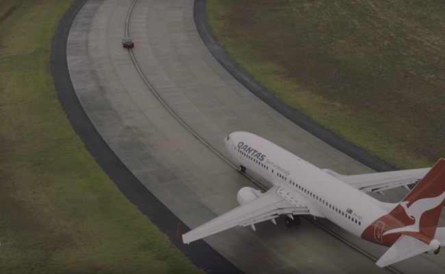 بالفيديو: سباق بين طائرة بوينغ وسيارة تيسلا الكهربائية